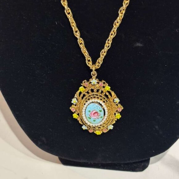 Elegant Chain Necklace with Ornate Pendant Gold Tone Size 13" - Picture 2 of 8